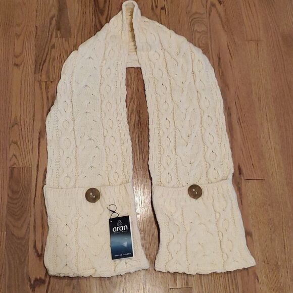 NWT ARAN WOOLEN MILLS Irish Merino Wool Pocket Scarf Wooden buttons Shawl Cream - Picture 1 of 11